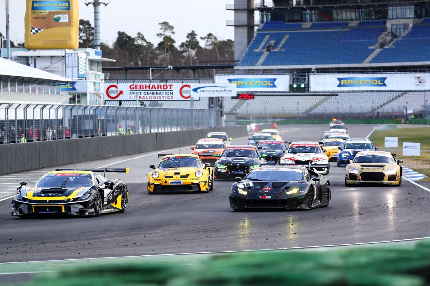 Rennstart vor der Motodrom-Tribüne am Hockenheimring